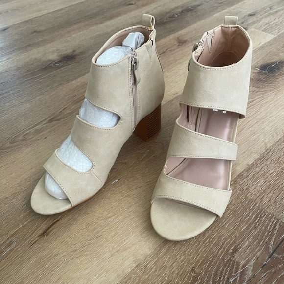 NIB Journee Collection Juniper Tan Heeled Sandals - Picture 10 of 12